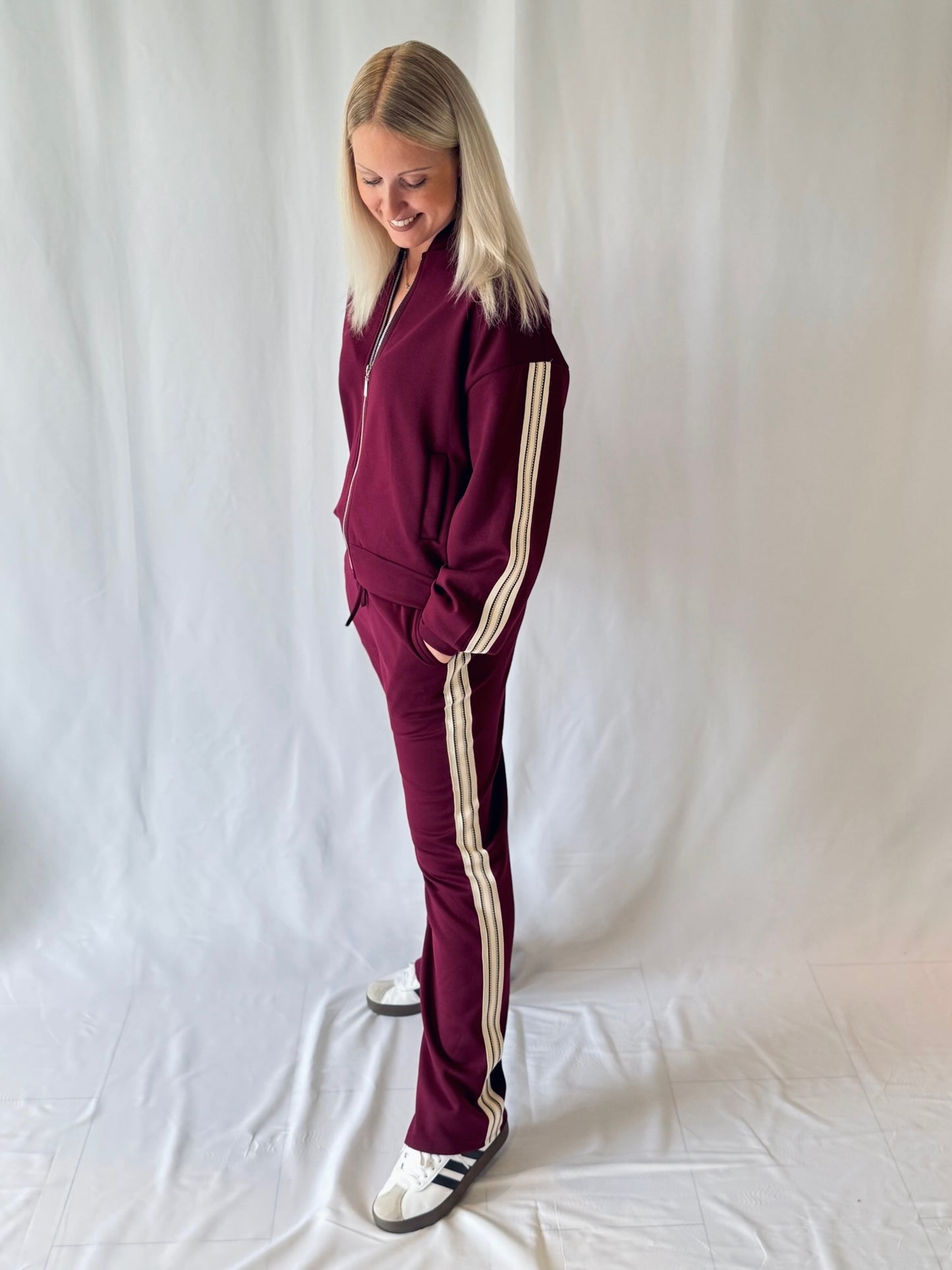 Hose mit Streifen Bordeaux